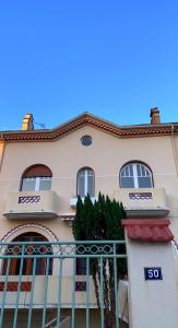 une maison avec une porte devant elle dans l'établissement ALTA, à Bourg-lès-Valence