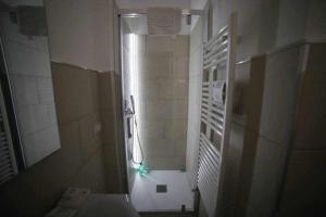 a small bathroom with a shower with a shower at LE DIMORE DEGLI ARTISTI Vico Mercatello in Venosa