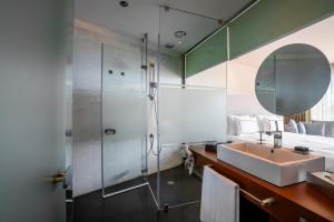bagno con lavandino e specchio di Kuum Hotel & Spa a Golturkbuku