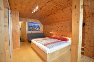 Postel nebo postele na pokoji v ubytování Zirbenwald Lodge