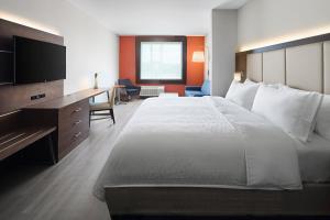 Postel nebo postele na pokoji v ubytování Holiday Inn Express & Suites Lubbock Central - Univ Area by IHG