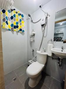 een badkamer met een toilet en een wastafel bij Casa Concetta Apartelle with Pool in Manolo Fortich