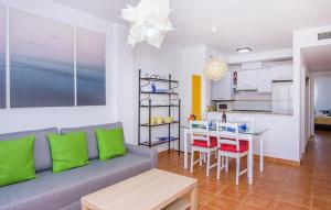 庫耶瓦斯德拉曼佐拉的住宿－II Precioso apartamento con piscina y garaje II，带沙发和桌子的客厅以及厨房。