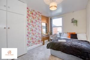 Llit o llits en una habitació de Bridgwater Bliss: 6-Bedroom Haven for Large Groups