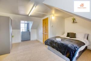 a bedroom with a bed in a room at Bridgwater Bliss: 6-Bedroom Haven for Large Groups in Bridgwater