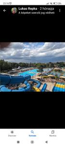 ein Bild eines Wasserparks mit Pool in der Unterkunft Víkendový dom Hlboká in Dunajská Streda