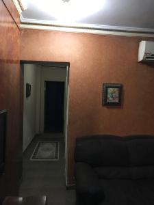 een woonkamer met een bank en een hal bij In ibrahimia midtown Alex in Alexandrië +1 foto