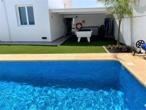 Ảnh trong thư viện ảnh của Costa Teguise 3 bed villa with sea view on the golf estate ở Teguise