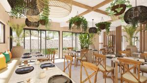 弗利康弗拉克的住宿－Go Sun Beach Residence，一间设有桌椅的餐厅,种植了植物