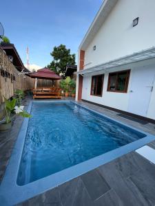 にあるมาเหนือพูลวิลล่า แม่แจ่ม เชียงใหม่ Ma-Nhuer pool villa Mae Chaem Chiangmaiの裏庭のスイミングプール