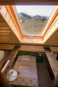 een kamer met twee bedden en een groot raam bij Casa Bălan in Fundăţica