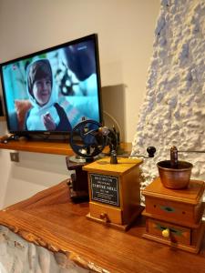 a tv sitting on top of a wooden table at Casa Lorenzo - nel centro storico di Fiumalbo in Fiumalbo