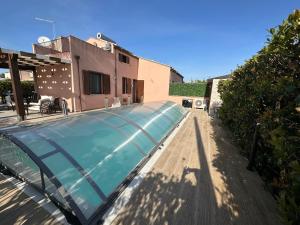 a swimming pool on the roof of a house at Villa con piscina riscaldata ad uso esclusivo, aperta tutto l'anno in Lascari