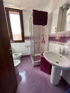 a bathroom with a sink and a shower and a toilet at Villa con piscina riscaldata ad uso esclusivo, aperta tutto l'anno in Lascari