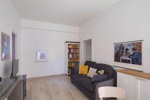 sala de estar con sofá y TV en Casetta con giardino, en Roma