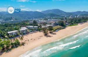 una vista aérea de la playa en Puerto Vallaarta en Paradox Resort Phuket - SHA Plus, en Karon Beach