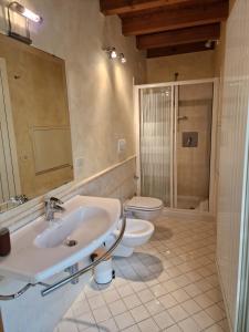 a bathroom with a sink and a toilet at Vittoria al Castello in Pozzolengo