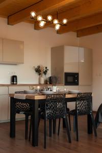 - une cuisine avec une table et des chaises en bois dans la chambre dans l'établissement Hortus Vita Wellness Apartments, à Lipnice nad Sázavou