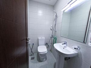ドバイにあるBarsha Star Residence - Home Stayのバスルーム(トイレ、洗面台、鏡付) +35枚の写真