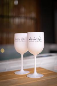 deux verres à vin assis au-dessus d'une table dans l'établissement Hortus Vita Wellness Apartments, à Lipnice nad Sázavou