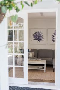 uma sala de estar com um sofá e uma mesa em Studio 26: Central, Hampton’s Poolside Hideaway em Coffs Harbour