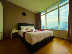 1 dormitorio con 1 cama grande y ventana grande en Vortex city view klcc, en Kuala Lumpur