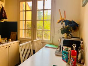 eine Küche mit einem Tisch und einer Mikrowelle in der Unterkunft Beautiful house garden-floor with sea view & 10 min walk in Vallauris