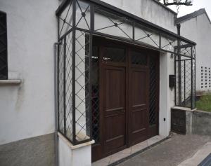 una porta di legno sul lato di un edificio di LA CASA SUL LARA a Santo Stefano di Rogliano