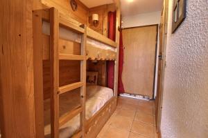 En eller flere senge i et værelse på Studio coin nuit style chalet