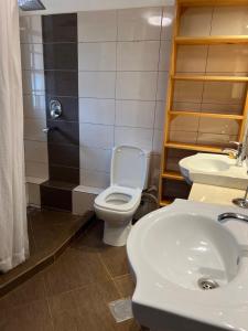 un bagno con un water e un lavandino di Hob House a Nairobi Altre 37 foto