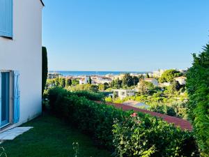 Aussicht vom Balkon eines Hauses in der Unterkunft Beautiful house garden-floor with sea view & 10 min walk in Vallauris