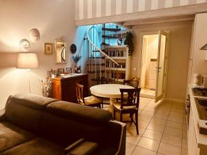 a living room with a couch and a table at Casa di Zelda in Cremona