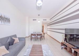 TV a/nebo společenská místnost v ubytování StoneTree - Spacious 1BR - Best Location for Tourist