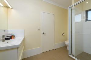 uma casa de banho com um chuveiro, um lavatório e um WC. em 120 Madaffari Drive em Exmouth