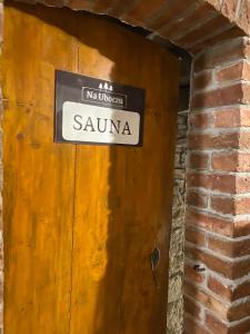 znak na boku drewnianych drzwi w obiekcie Na Uboczu w mieście Gryfów Śląski