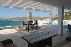 eine Terrasse mit einem Tisch und Meerblick in der Unterkunft Apricot and Sea Luxury Villas in Mikri Vigla