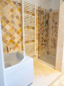 un baño con ducha y lavabo en Apartment with Beautiful Sun, en Montepulciano