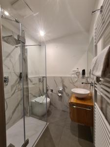 Koupelna v ubytování Hotel Asterix + 22 fotografií