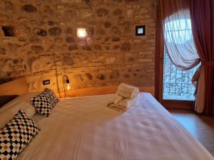 ein Schlafzimmer mit einem Bett mit zwei Handtüchern darauf in der Unterkunft Vittoria alla Torre in Pozzolengo