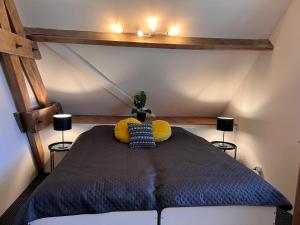 una camera con un letto con due cuscini sopra di Gites Le Bisson a Heussé