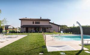 una villa con piscina e una casa di Rosa di Assisi a Bastia Umbra