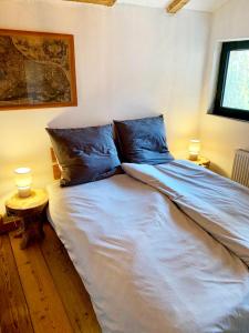 een bed met blauwe lakens en kussens in een slaapkamer bij Schönbacher Hof in Hopfgarten im Brixental
