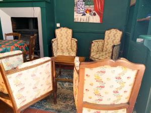 Zimmer mit 4 Stühlen und einem Tisch in der Unterkunft Gite cosy 4 pers en vallée de la Creuse in Baraize