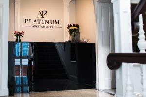 widok na wejście do pokoju typu signature ap platinummatmantm w obiekcie Aparthotel Platinum Apartamenty w mieście Inowrocław