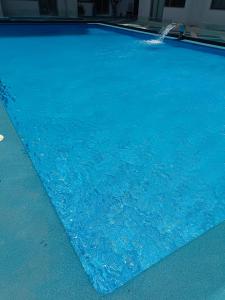 une grande piscine bleue avec une fontaine dans l'établissement SAMYAflat, à Tanger