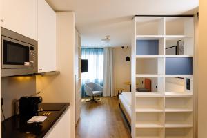 Habitación de hotel con cama y escritorio en SMARTments business Wien Heiligenstadt, en Viena