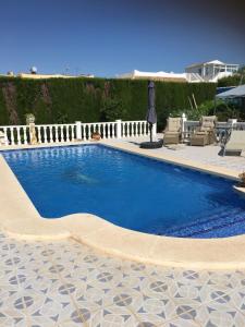 una piscina de agua azul en un patio en Casita Relaks en Camposol
