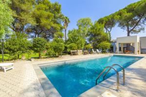 a swimming pool in a yard with trees at Appartamento in Casale con piscina a Spongano in Spongano