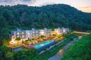 an aerial view of a resort with a swimming pool at Die Pause Pool villa Pension in Gapyeong