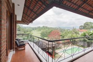 een uitzicht vanaf het balkon van een huis bij RedDoorz Plus near Dago Pakar in Bandung